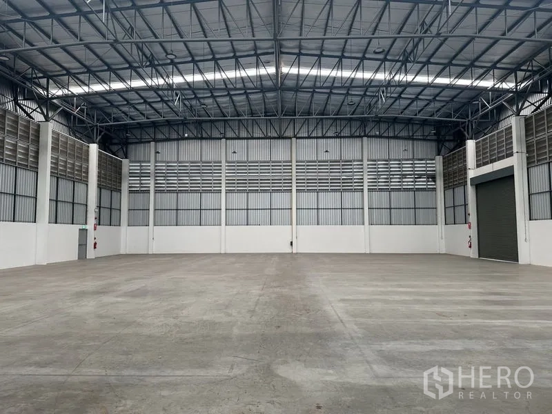 工厂 出租在Bang Sao Thong, Samut Prakan - 无柱厂房大厅，通风金属墙面、挑高空间与宽幅装卸门。