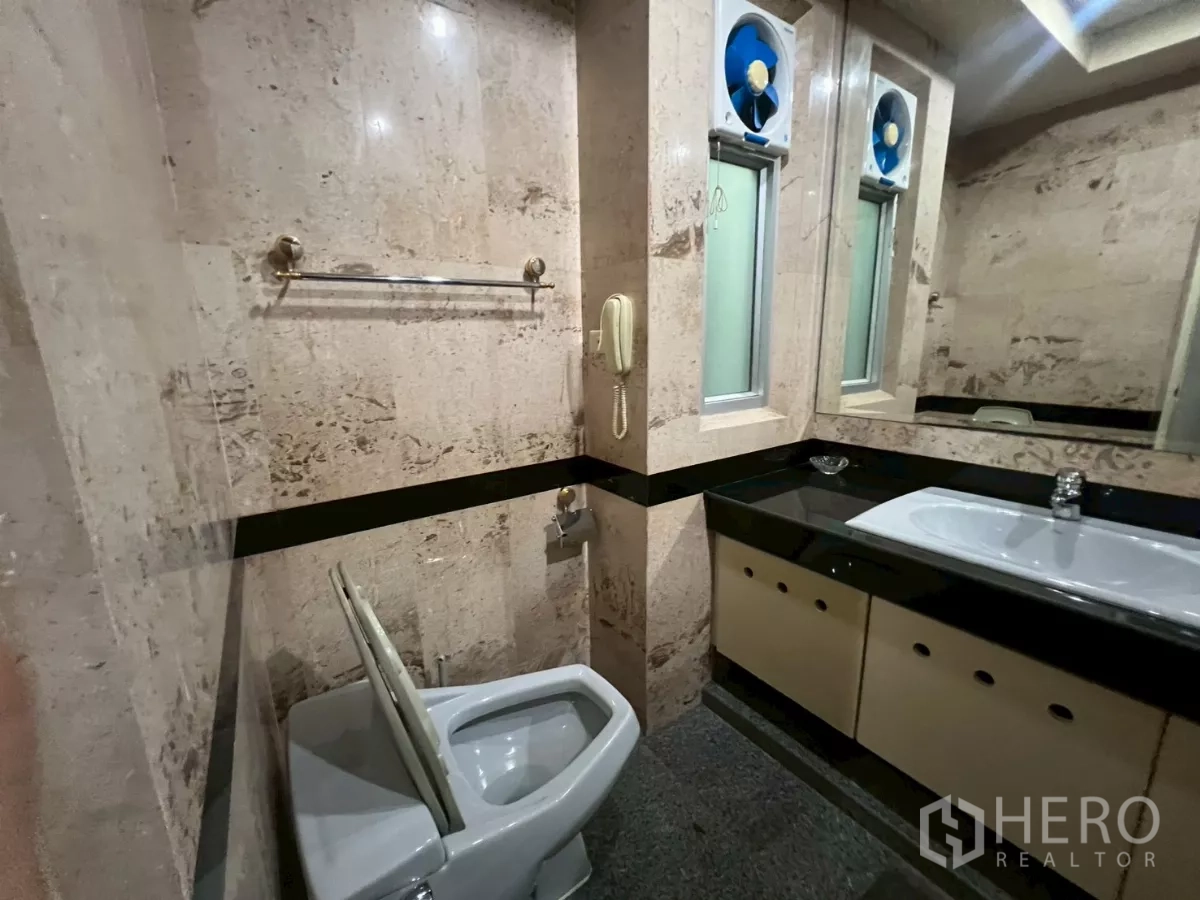 店屋 出租在Bang Rak, Bangkok - 大理石瓷砖卫生间，双台盆与西式马桶。