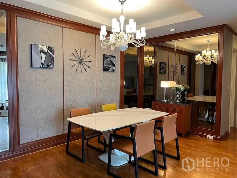 公寓 出租或出售在Watthana, Bangkok - 餐厅配大镜面、边柜、墙钟与四把椅子