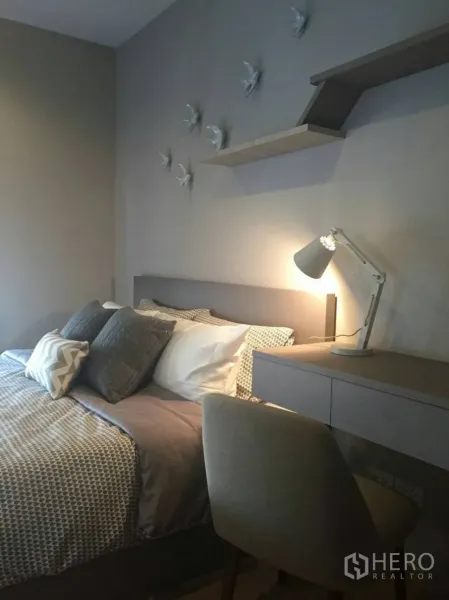 คอนโด ให้เช่าในWatthana, Bangkok - ห้องนอนอบอุ่น เตียงคู่ โต๊ะทำงานพร้อมโคมไฟ ชั้นลอย และงานตกแต่งผนังรูปนก