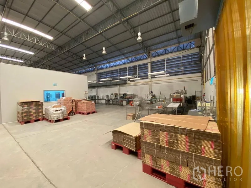 货栈 出租在Bueng Kum, Bangkok - 宽敞存储区，托盘纸箱、设备与高位百叶窗。