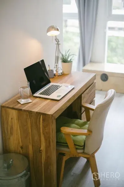 公寓 出售在Phra Khanong, Bangkok - 居家办公角：木质书桌、笔记本电脑与台灯，临窗采光好。