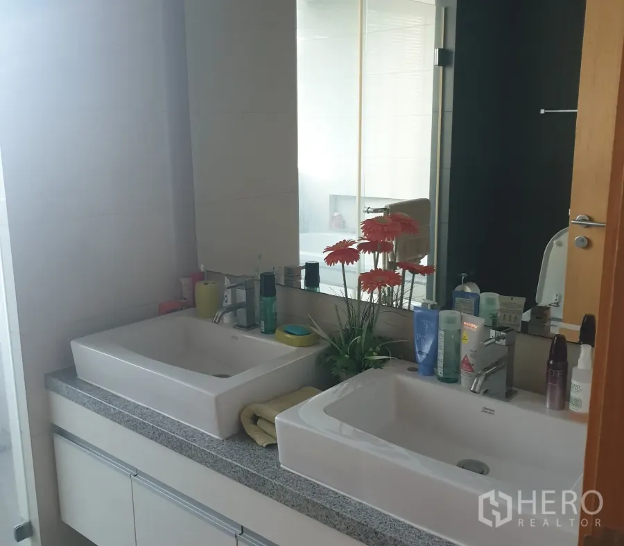 คอนโด ขายในKhlong Toei, Bangkok - ห้องน้ำสไตล์โมเดิร์นพร้อมอ่างล้างหน้าคู่ เคาน์เตอร์หินแกรนิตและกระจกบานใหญ่