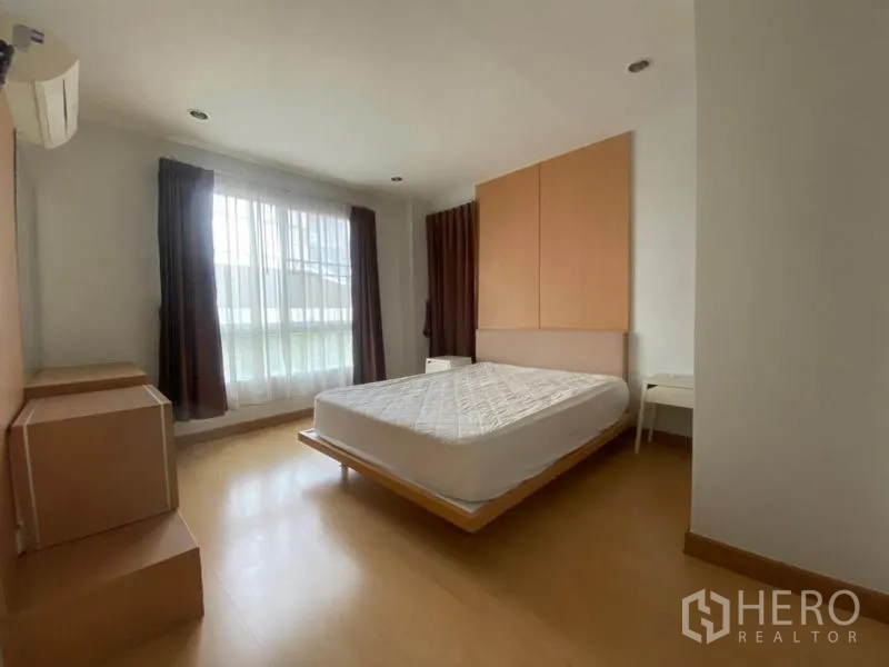 คอนโด ให้เช่าในWatthana, Bangkok - ห้องนอนหลักกว้าง เตียงขนาดควีน หน้าต่างบานใหญ่ ผ้าม่านทึบ และพื้นไม้