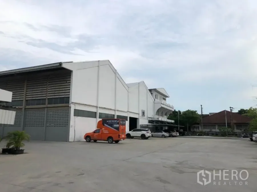 โรงงาน ให้เช่าในMueang Samut Prakan, Samut Prakan - ลานหน้าโครงการอุตสาหกรรม มีที่จอดรถและพื้นที่ขนถ่ายสินค้า