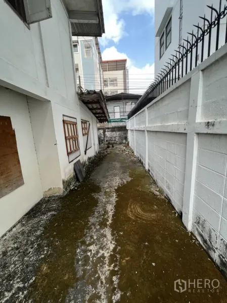 บ้าน ให้เช่าในSathon, Bangkok - ทางเดินแคบหลังบ้าน พื้นคอนกรีต พร้อมรั้วเหล็กปลอดภัยข้างบ้าน