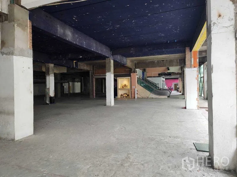 零售空间 出租在Bang Phlat, Bangkok - 开放式零售楼层，混凝土立柱与自动扶梯核心，待翻新。