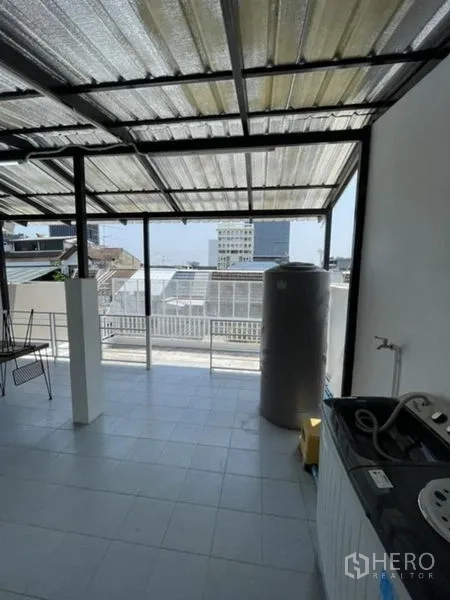 ทาวน์เฮาส์ ให้เช่าในPhra Khanong, Bangkok - ดาดฟ้าคลุมหลังคา มองเห็นวิวเมือง พร้อมแทงก์น้ำและมุมซักล้าง