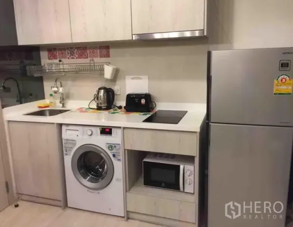 คอนโด ให้เช่าในKhlong Toei, Bangkok - ครัวบิวท์อินสไตล์โมเดิร์น ตู้เย็น เตาไฟฟ้า อ่างล้างจาน เครื่องซักผ้า และไมโครเวฟ
