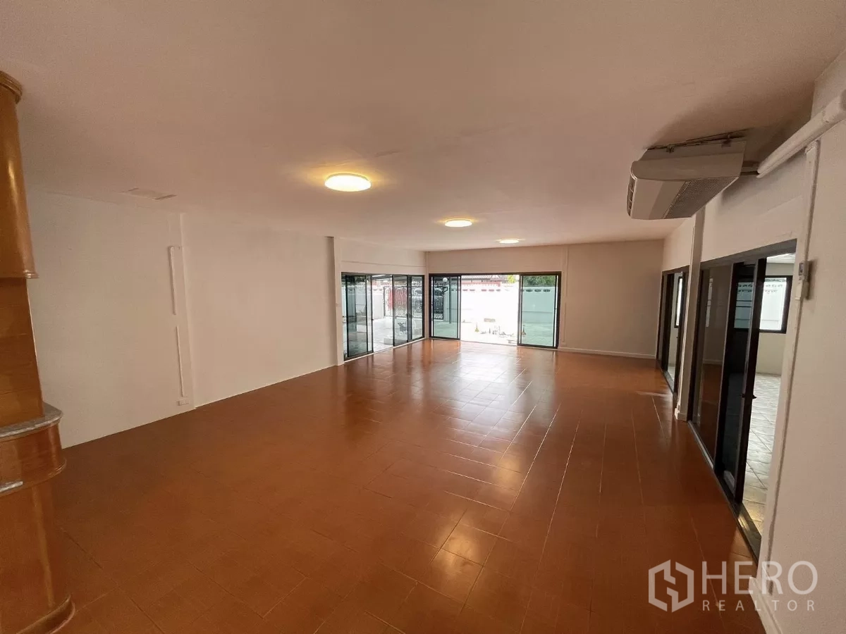 带办公室的家 出租在Din Daeng, Bangkok - 特大起居或办公区，棕色地砖，一面墙为推拉玻璃门通露台。