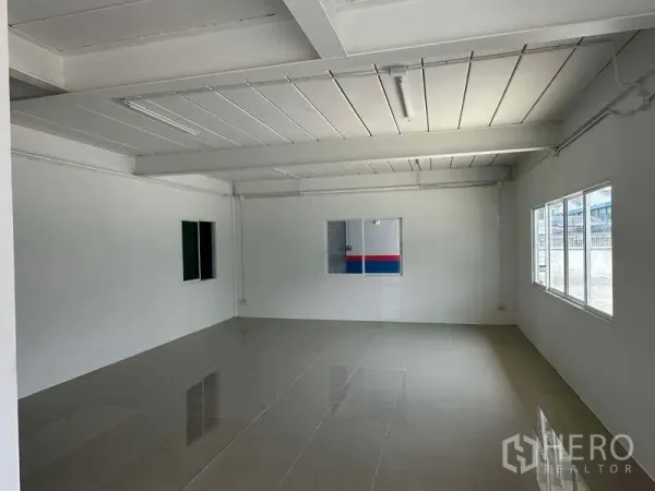 คลังสินค้า ให้เช่าในSamut Prakan - ห้องออฟฟิศสว่าง พื้นกระเบื้อง ผนังสีขาว หน้าต่างหลายบาน และไฟยาวแบบหลอดฟลูออเรสเซนต์