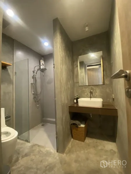 店屋 出租或出售在Khlong Toei, Bangkok - 现代卫浴，步入式玻璃淋浴与悬浮台盆，水泥质感。