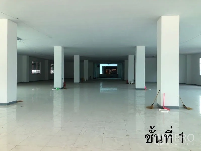 零售空间 出租在Min Buri, Bangkok - 宽敞的大开间零售楼层，白色立柱与瓷砖地面，可自由装修。