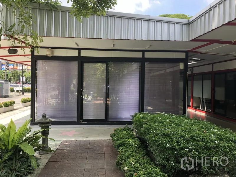 สำนักงาน ให้เช่าในWang Thonglang, Bangkok - ด้านหน้าห้องสำนักงานขนาดกะทัดรัด ประตูกระจกบานเลื่อน ม่าน และทางเดินสวน ในวังทองหลาง