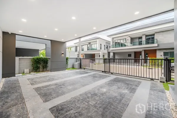 Detached House for rent in Bang Phli, Samut Prakan - Covered 3-car carport with downlights opening to gated street