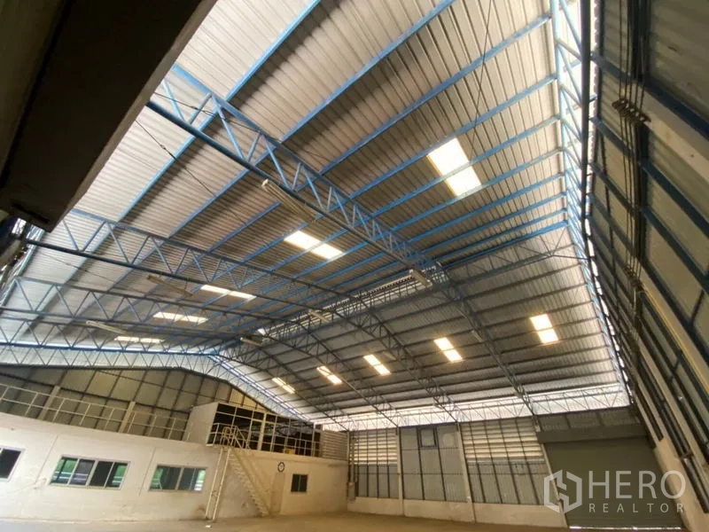 工厂 出租在Lat Lum Kaeo, Pathum Thani - 厂房内部高挑钢桁架屋顶与天窗。