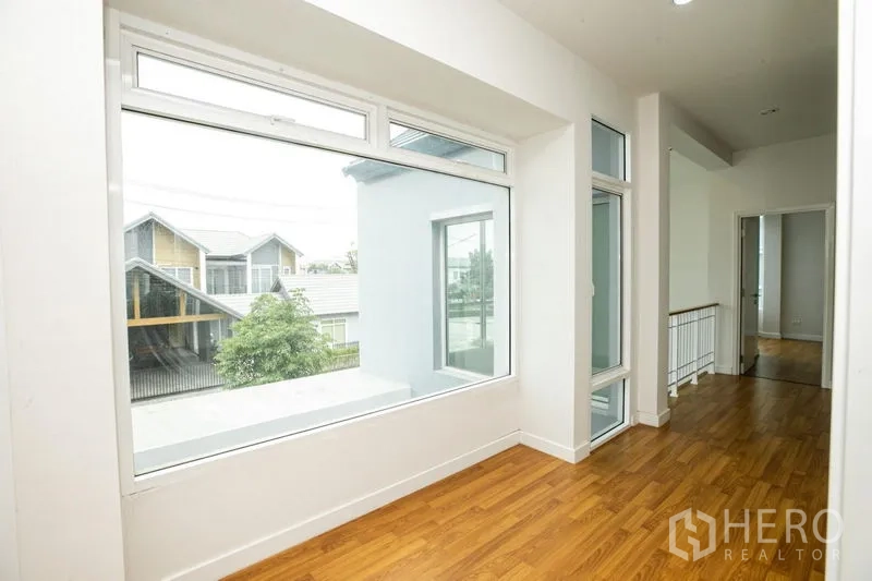 บ้าน ให้เช่าหรือขายในLam Luk Ka, Pathum Thani - มุมนั่งเล่นชั้นบนพร้อมหน้าต่างบานใหญ่และทางออกสู่ระเบียง