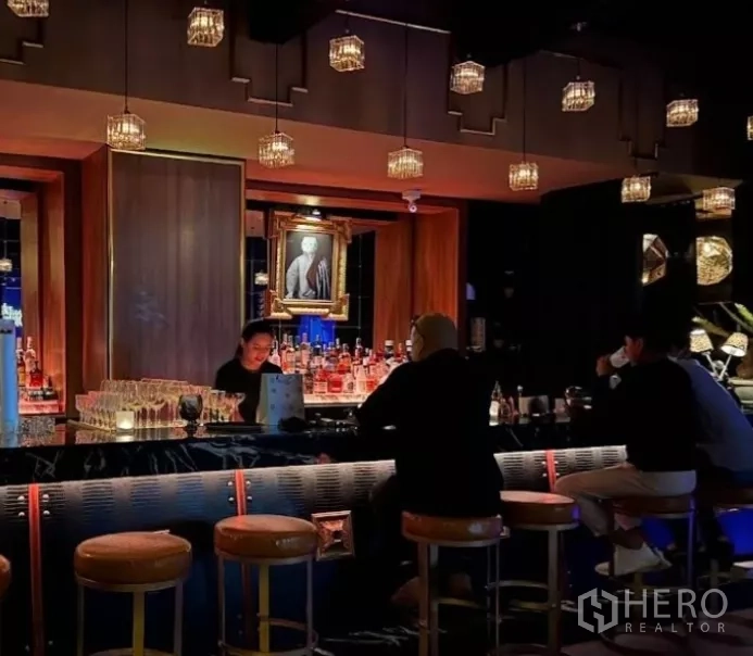 零售空间 出租在Watthana, Bangkok - 大理石吧台、吊灯与皮质高脚凳。