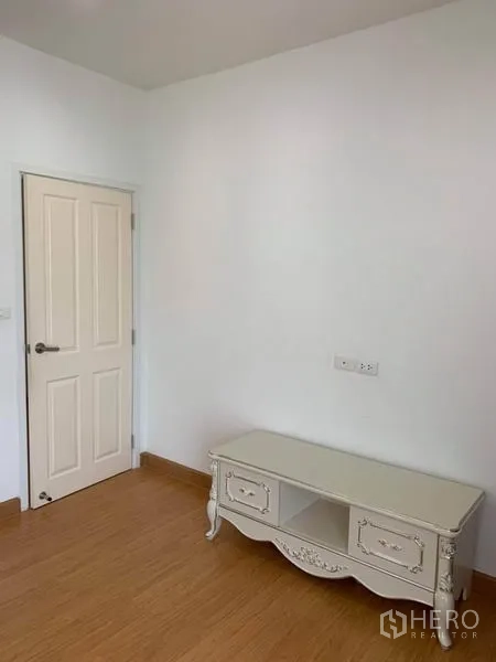 บ้าน ขายในSuan Luang, Bangkok - ห้องขนาดกะทัดรัดพร้อมตู้วางทีวีสีขาวสไตล์วินเทจและประตูบานทึบ