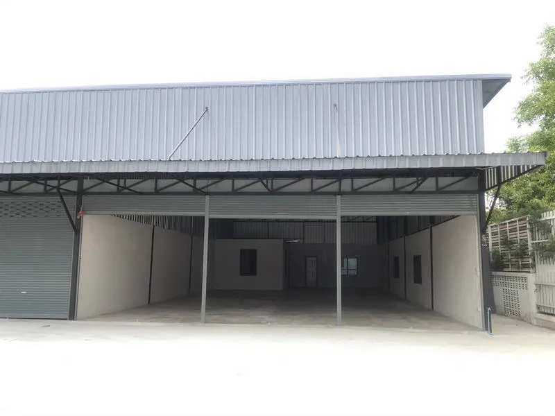 货栈 出租在Pathum Thani - Khu Khot区域钢板外立面的仓库，带宽敞雨棚装卸区与卷闸门