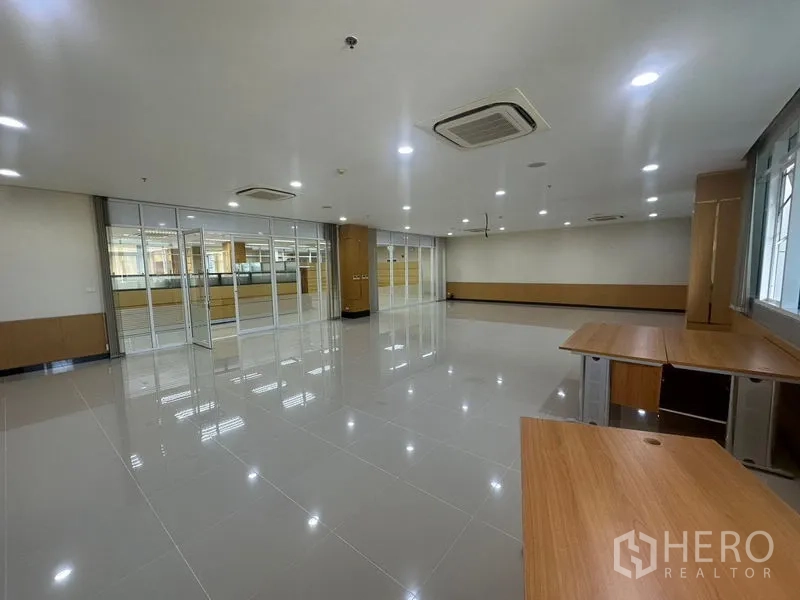 Office Space for rent in Suan Luang, Bangkok - Open area with glass partitions, cassette air-conditioning and desks.