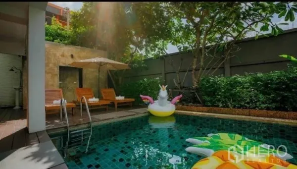 零售空间 出售在Phra Nakhon, Bangkok - 室外泳池配躺椅与遮阳伞，周围绿篱花园，适合商业物业。