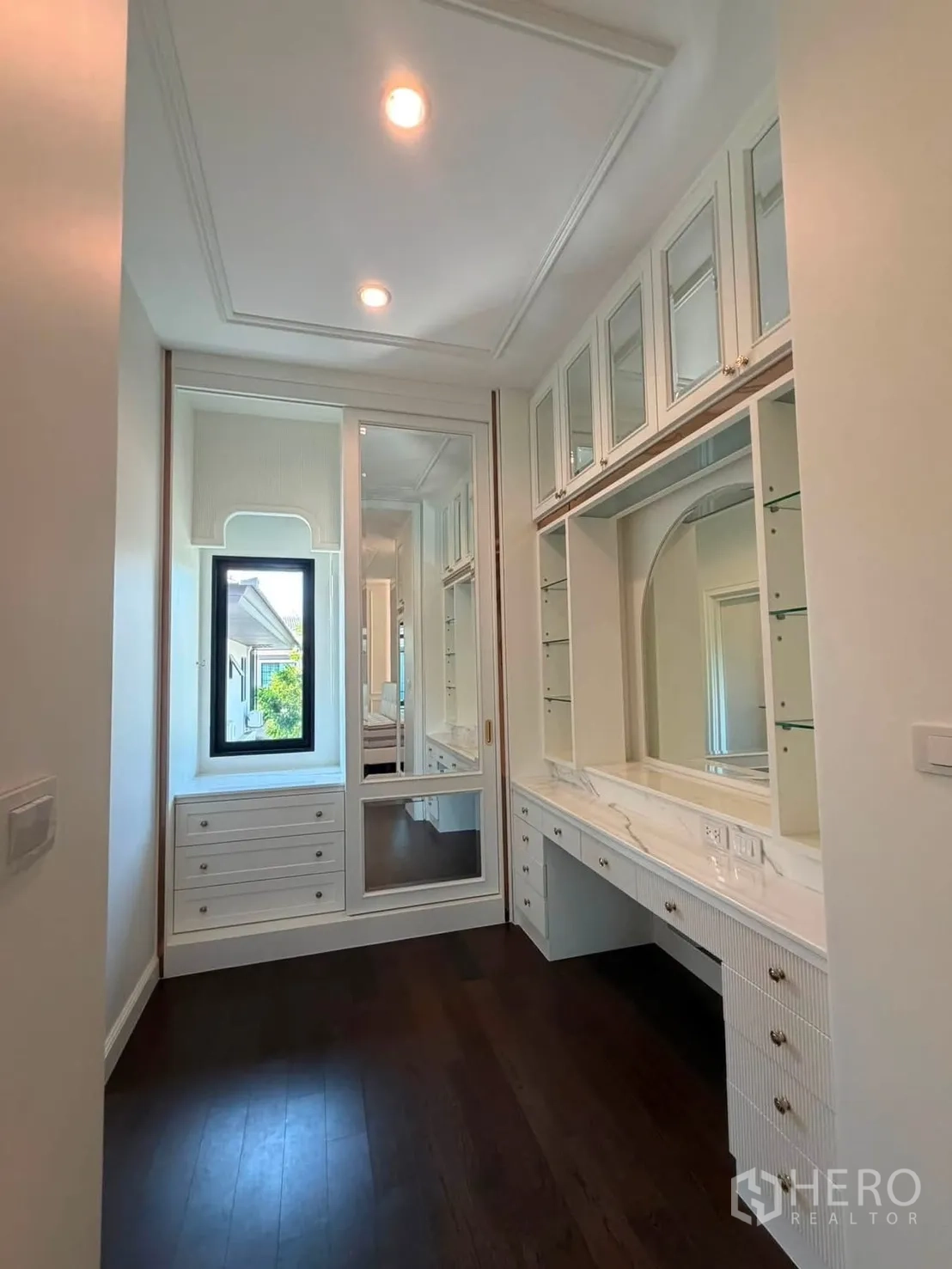 Detached House for rent or sale in Prawet, Bangkok - Dressing area with vanity, drawers, and large mirror.