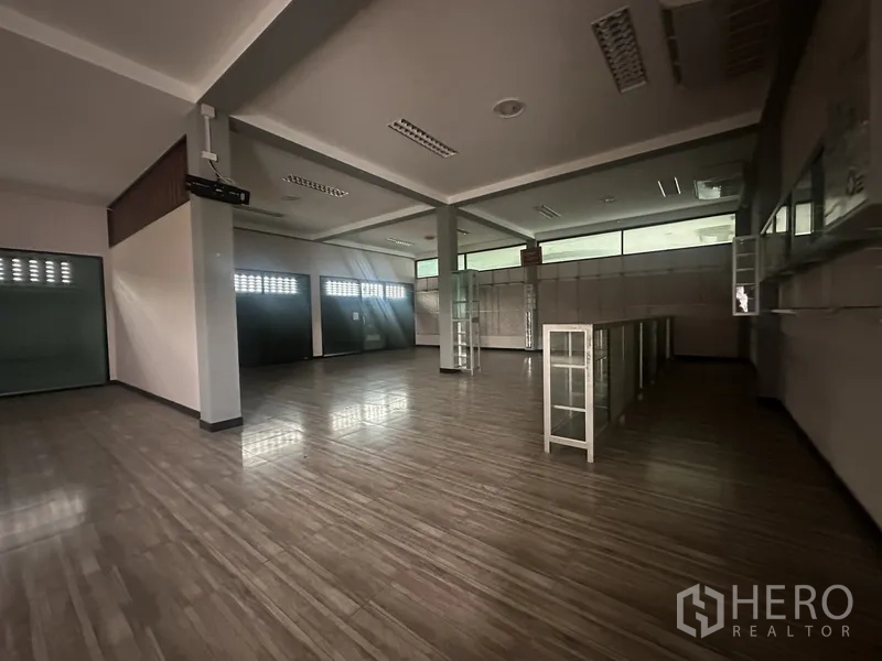独立商业地产 出租在Prawet, Bangkok - 多功能房，带货架与展示柜，地砖地面