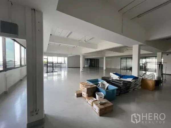 Office Space for rent in Mueang Samut Prakan, Samut Prakan - Vast open-plan floor with columns, polished flooring and wraparound windows.