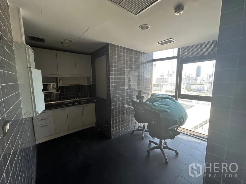 办公空间 出租 - 带城市景观的茶水间，墙面贴砖，设储物与座椅。