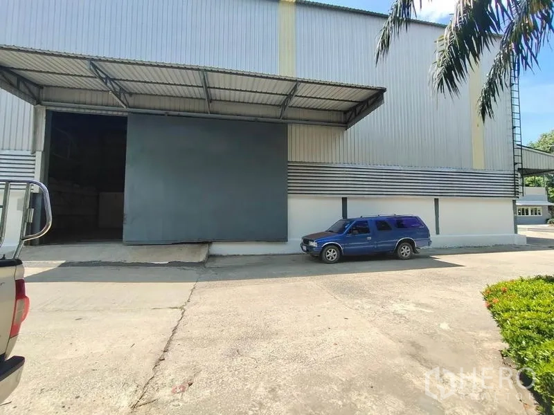 货栈 出租在Mueang Samut Sakhon, Samut Sakhon - 仓库外观，带雨棚的装卸月台与超大滑动钢门，配宽阔车道