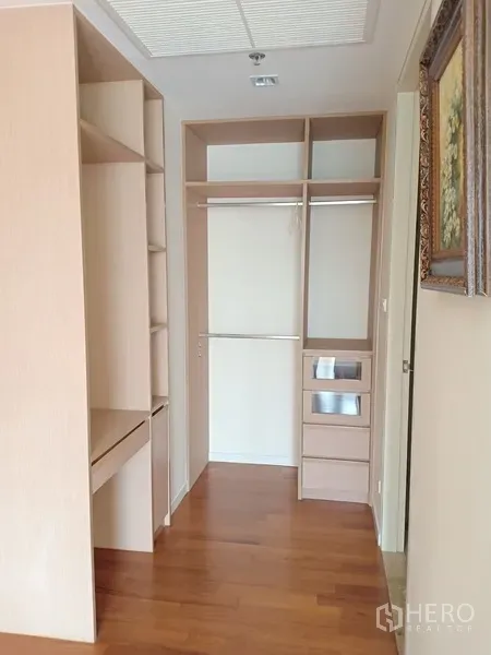 公寓 出租在Sathon, Bangkok - 步入式衣橱，内置开放式层架与木地板。