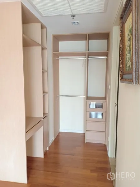 公寓 出租在Sathon, Bangkok - 步入式衣橱，内置开放式层架与木地板。