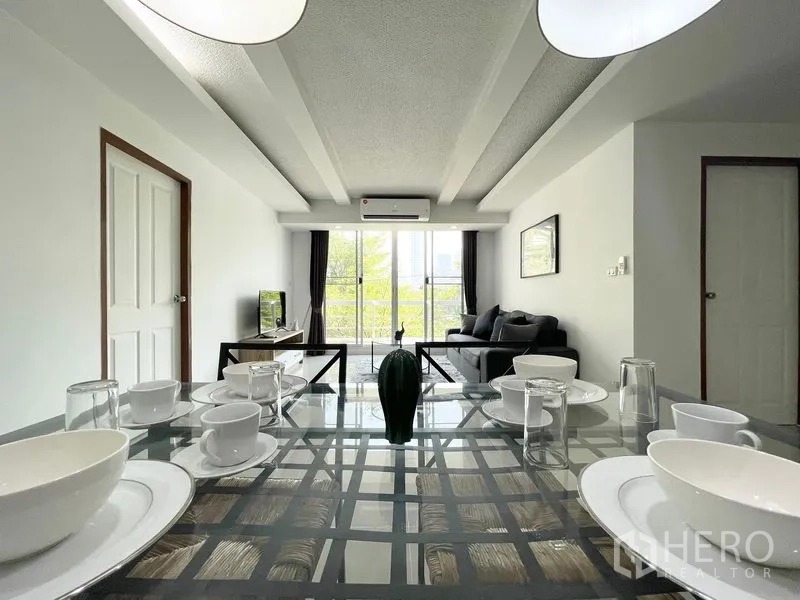 คอนโด for rent in Khlong Toei, Bangkok - มองจากโต๊ะทานอาหารไปยังห้องนั่งเล่นและระเบียง