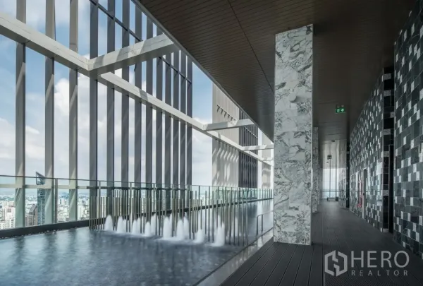 คอนโด ให้เช่าในKhlong Toei, Bangkok - สระว่ายน้ำอินฟินิตี้พร้อมน้ำพุ ขอบกระจก เปิดรับวิวเมืองกว้างไกล