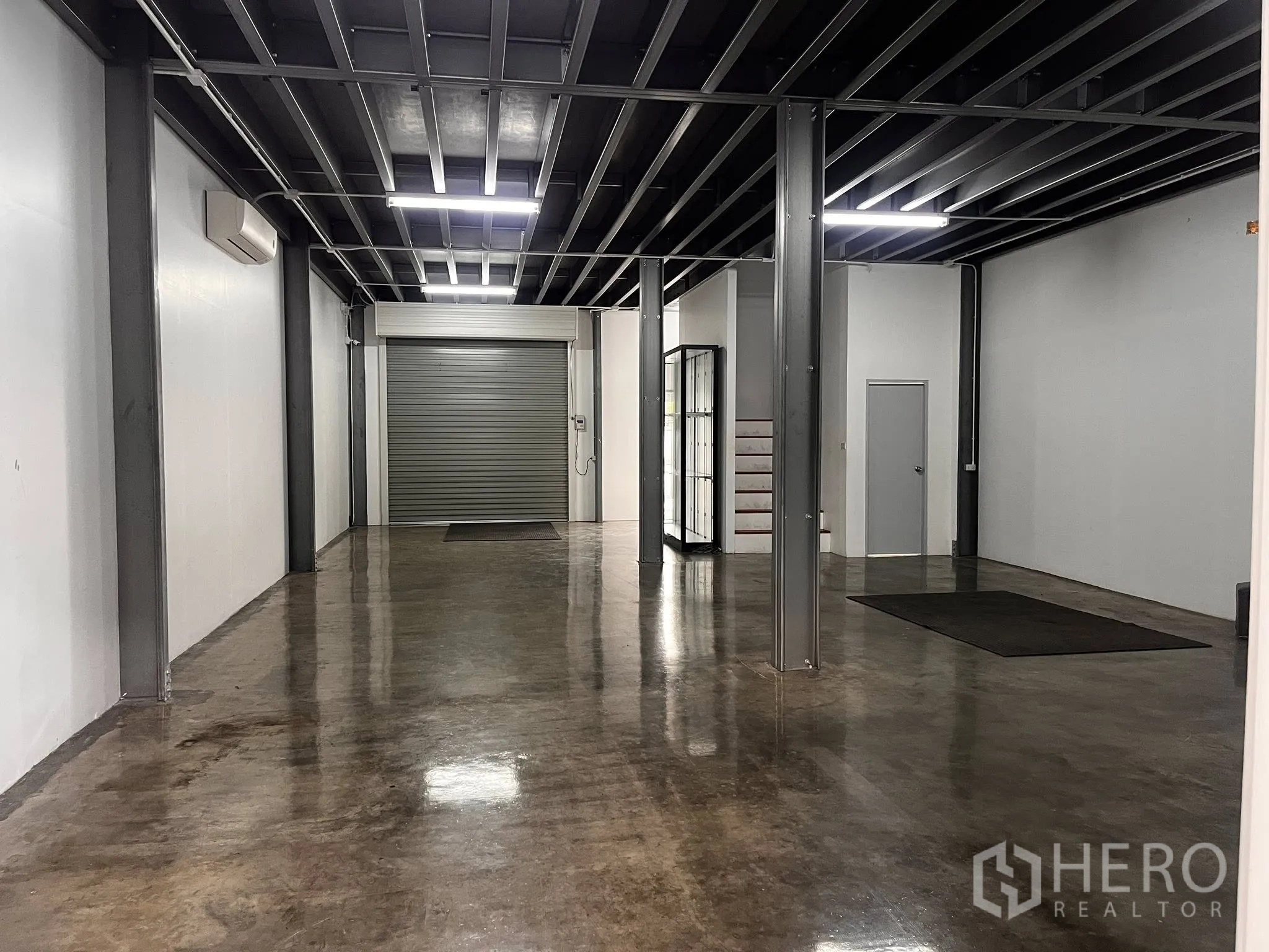 โกดัง for rent in Lat Phrao, Bangkok - พื้นที่โกดังโล่ง เสาเหล็ก พื้นคอนกรีตขัดมัน และประตูม้วน