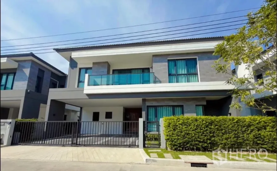 独立式住宅 出租在Bang Phli, Samut Prakan - 北榄府邦普里现代两层独栋别墅，带入户大门、阳台与绿篱。