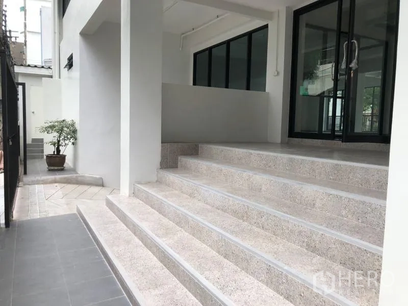 办公空间 出租在Bang Rak, Bangkok - 主入口台阶通向双层玻璃门。