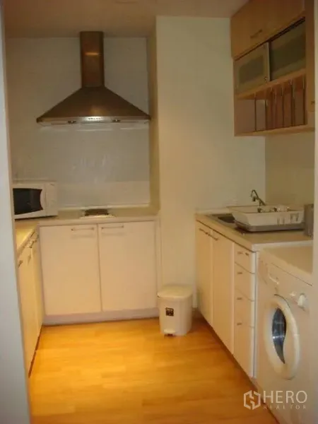 คอนโด ให้เช่าในPathum Wan, Bangkok - ครัวบิวท์อินโทนขาว พร้อมเครื่องดูดควัน ไมโครเวฟ และเครื่องซักผ้า