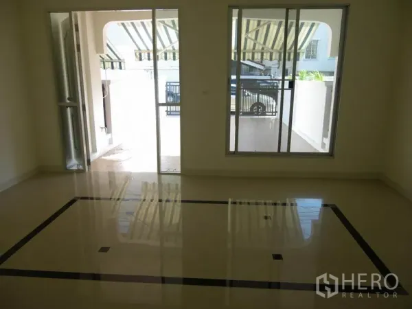 带办公室的家 出租或出售在Suan Luang, Bangkok - 一层空间铺亮面瓷砖，推拉门通向前庭露台。