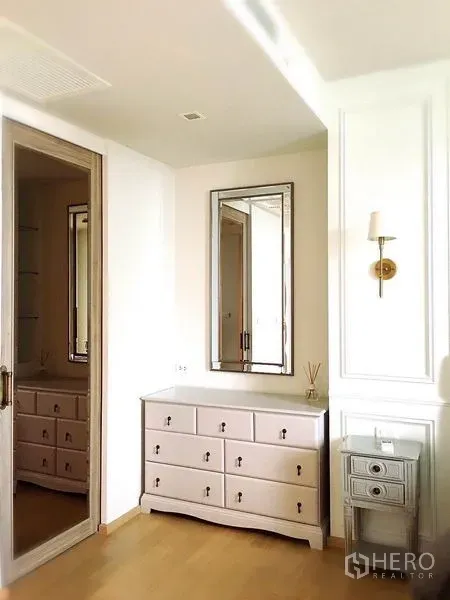 คอนโด ให้เช่าในPhaya Thai, Bangkok - มุมแต่งตัวพร้อมตู้ลิ้นชัก กระจกเต็มตัว และโคมไฟติดผนัง