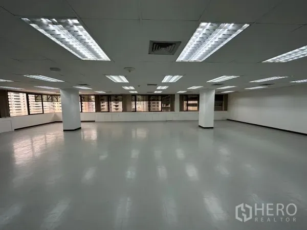 สำนักงาน ให้เช่าในWatthana, Bangkok - สำนักงานกว้างขวาง กระจกบานใหญ่รอบด้าน มองเห็นสกายไลน์ เพดานหลุมไฟสว่าง และระบบปรับอากาศกลาง.