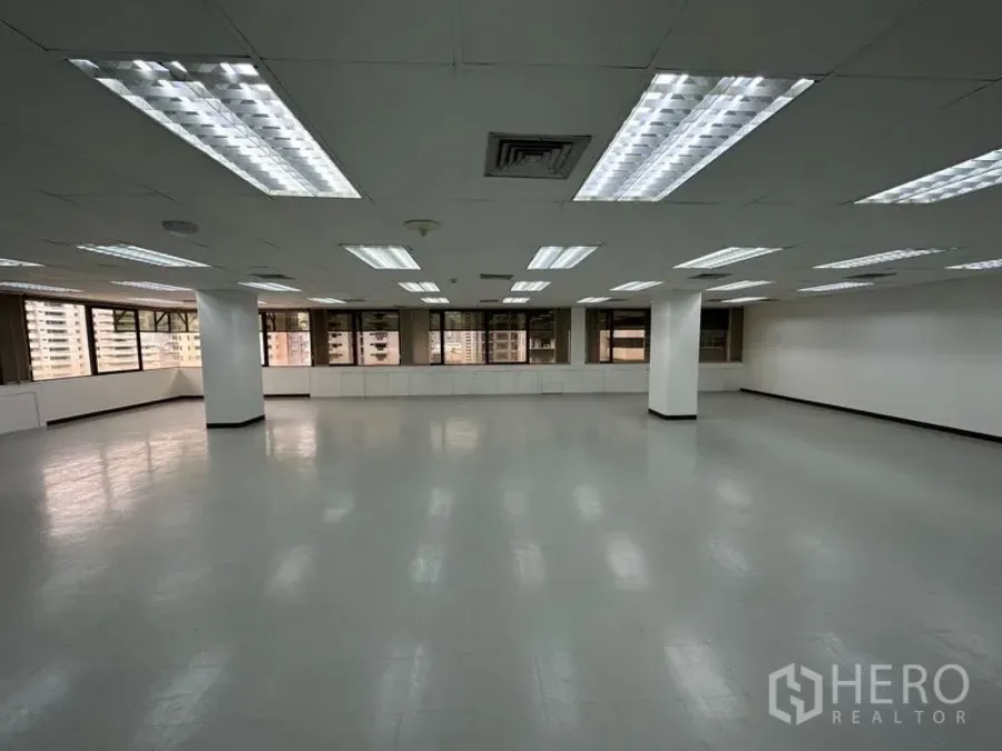 สำนักงาน ให้เช่าในWatthana, Bangkok - สำนักงานกว้างขวาง กระจกบานใหญ่รอบด้าน มองเห็นสกายไลน์ เพดานหลุมไฟสว่าง และระบบปรับอากาศกลาง.