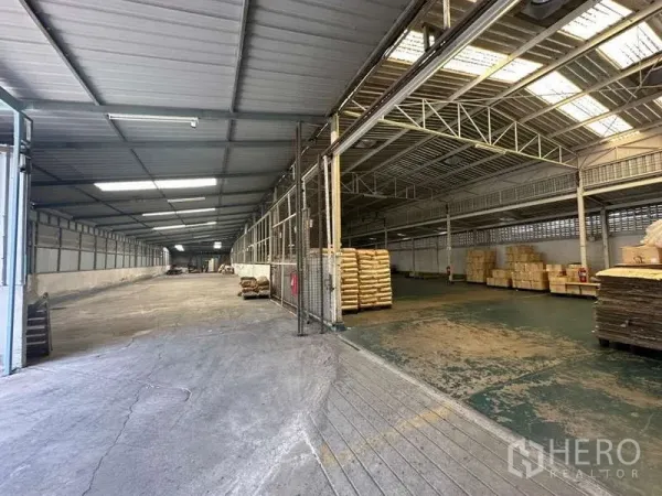 คลังสินค้า ให้เช่าในYan Nawa, Bangkok - ภายในโกดังโปร่งเพดานเหล็กสูง มีช่องแสงและพื้นที่ขนถ่ายสินค้ากว้าง พร้อมพาเลตจัดเก็บด้านข้าง