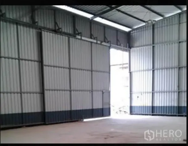 คลังสินค้า ให้เช่าในSai Mai, Bangkok - ภายในโกดังเพดานสูง ผนังเหล็ก ประตูบานเลื่อนกว้าง แสงธรรมชาติส่องเข้า