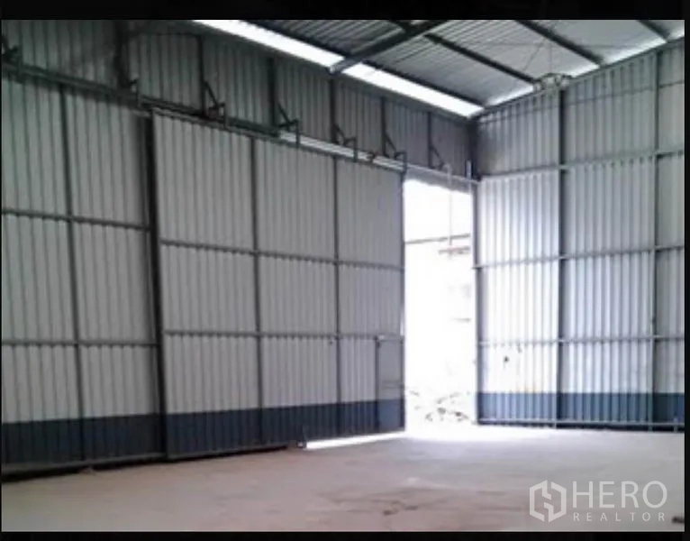 คลังสินค้า ให้เช่าในSai Mai, Bangkok - ภายในโกดังเพดานสูง ผนังเหล็ก ประตูบานเลื่อนกว้าง แสงธรรมชาติส่องเข้า