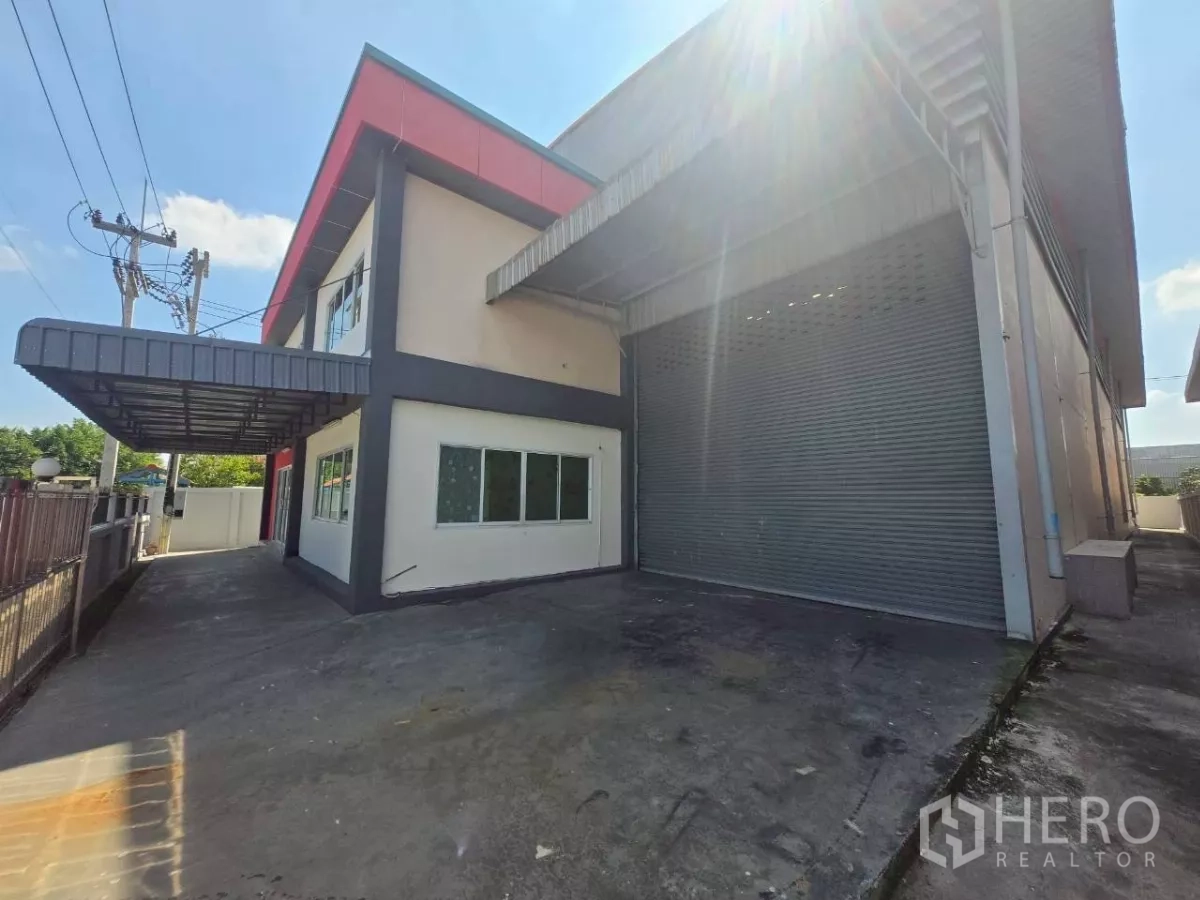 โรงงาน ให้เช่าหรือขายในMueang Samut Sakhon, Samut Sakhon - ลานโหลดสินค้ามีประตูม้วนขนาดใหญ่ ข้างอาคารออฟฟิศสองชั้นของโกดัง