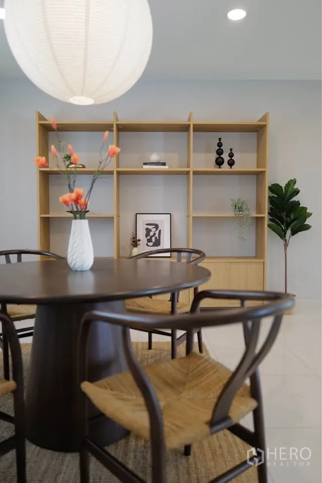 บ้านเดี่ยว for rent or sale in Bang Phli, Samut Prakan - ภาพระยะใกล้มุมทานข้าว โต๊ะกลม เก้าอี้หวาย และชั้นโชว์บิลท์อิน