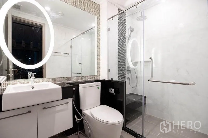 คอนโด ให้เช่าหรือขายในWatthana, Bangkok - ห้องน้ำพร้อมตู้กระจกกั้นอาบน้ำ เรนชาวเวอร์ และกระจกไฟ