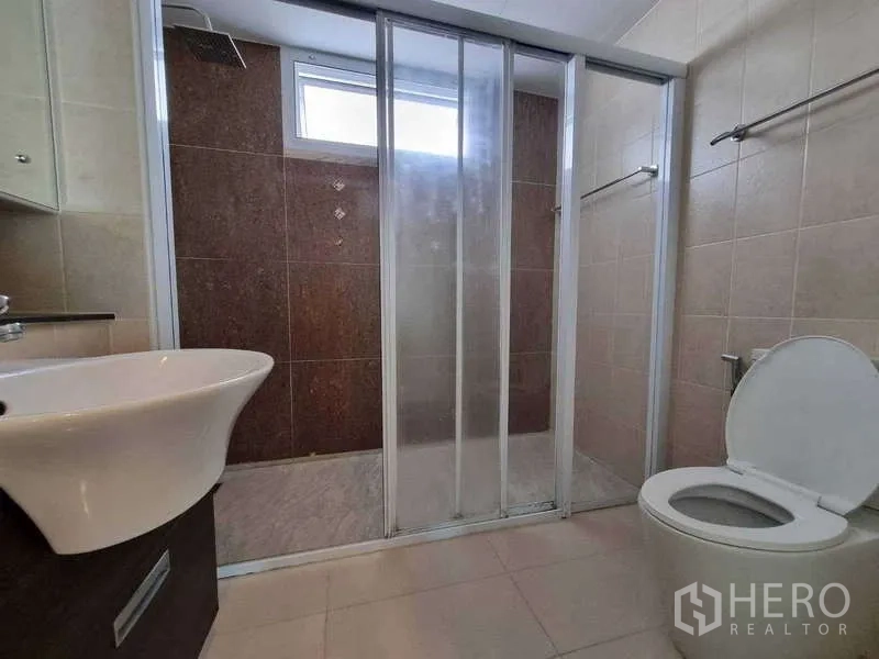 ทาวน์เฮาส์ ให้เช่าในWang Thonglang, Bangkok - ห้องน้ำปูกระเบื้องพร้อมตู้ shower กระจกบานเลื่อน อ่างล้างหน้า และโถสุขภัณฑ์